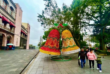 Familias xalapeñas disfrutan de los espacios públicos en esta temporada navideña.