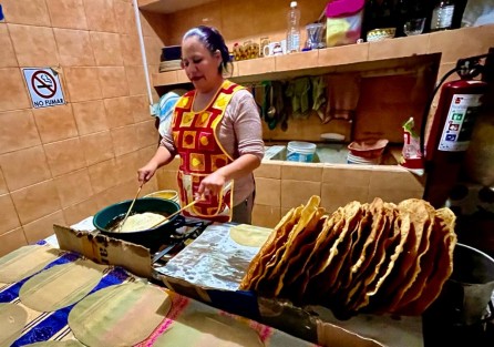 En Xalapa, el comercio local también se reactiva en esta temporada decembrina. ¿Quén le puede decir no a unos ricos buñuelos en el mercado La Rotonda. 