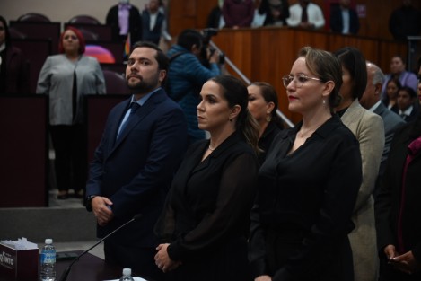 Con un minuto de silencio para el Doctor Gerardo Díaz Morales, la secretaria de Salud, Guadalupe Díaz del Castillo Flores, acudió a comparecer ante el Congreso local por la glosa del V Informe. 