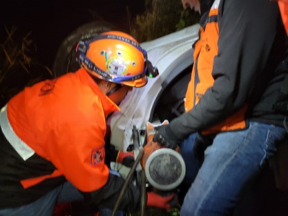 Una persona perdió la vida, luego de volcarse cuando circulaba sobre el libramiento Miradores - Banderilla a la altura del puente Dos Ríos, la tarde-noche de este lunes. Según testigos, la poca visibilidad por la neblina y el exceso de velocidad, provocó que perdiera el control y se saliera del camino.