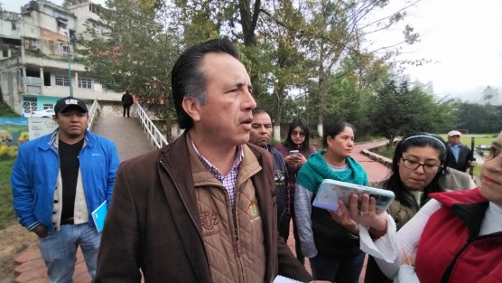  El gobernador Cuitláhuac García Jiménez, declaró que la mamá del bebé encontrado sin vida en Astacinga, falleció después de abortarlo; al parecer buscó darle sepultura cerca de una iglesia, de donde fue sacado por los perros.