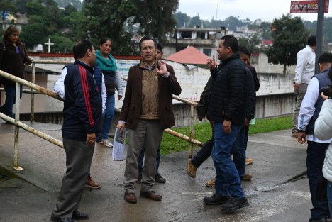 El Gobernador Cuitláhuac García Jiménez  justificó el atraso en las obras en la avenida Lázaro Cárdenas, debido al plantón que se mantuvo por inconformes durante mes y medio. Aseguró que los trabajos se han acelerado, y que serán concluidas en tiempo, reconociendo que las mismas causan molestias.  