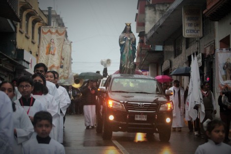 Con mucha fe, fieles del Decanato centro de la Arquidiócesis de Xalapa marcharon en procesión desde la iglesia de San José hacia la Catedral, con la imagen de la Inmaculada Concepción, patrona de Xalapa, cuya fiesta se celebra el 8 de diciembre. 