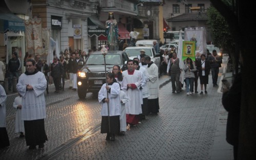 Con mucha fe, fieles del Decanato centro de la Arquidiócesis de Xalapa marcharon en procesión desde la iglesia de San José hacia la Catedral, con la imagen de la Inmaculada Concepción, patrona de Xalapa, cuya fiesta se celebra el 8 de diciembre. 