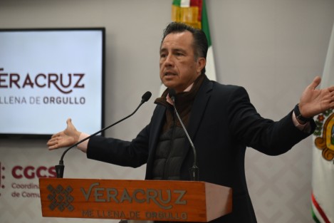 El Gobernador dijo que el Gobierno del Estado está dando apoyo humanitario a la caravana migrante que se encuentra en Sayula de Alemán, pues la Secretaría de Migración es quien se encarga de la logística y demás aspectos de la misma. 