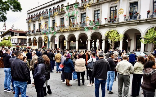 Con el fin de garantizar la seguridad de la ciudadanía y personal del Ayuntamiento de Xalapa, elementos de la Dirección de Protección Civil Municipal realizaron la evacuación de un promedio de 500 personas del Palacio Municipal hacia el parque Benito Juárez, tras el sismo de 5.8 grados registrado la tarde de este jueves en Chiautla de Tapia, Puebla.