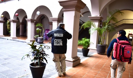 Con el fin de garantizar la seguridad de la ciudadanía y personal del Ayuntamiento de Xalapa, elementos de la Dirección de Protección Civil Municipal realizaron la evacuación de un promedio de 500 personas del Palacio Municipal hacia el parque Benito Juárez, tras el sismo de 5.8 grados registrado la tarde de este jueves en Chiautla de Tapia, Puebla.
