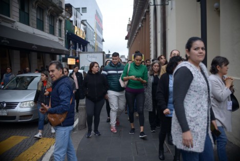 Edificios gubernamentales en el centro de Xalapa, fueron desalojados tras el sismo del 5.7 grados registrado pasadas las 14:00 horas. Cabe señalar que el sitio seguro de este personal es la plaza Lerdo, misma que no pudo ser utilizada, debido al plantón que se mantiene en el sitio. 