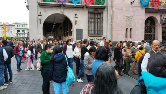 Edificios gubernamentales en el centro de Xalapa, fueron desalojados tras el sismo del 5.7 grados registrado pasadas las 14:00 horas. Cabe señalar que el sitio seguro de este personal es la plaza Lerdo, misma que no pudo ser utilizada, debido al plantón que se mantiene en el sitio. 