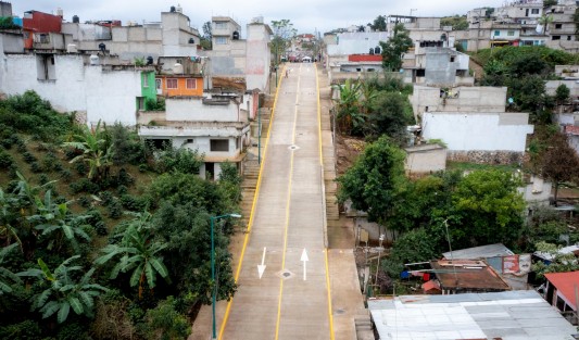 Un alcalde no puede decidir las obras por sí solo, más allá de las áreas de gobierno involucradas y las empresas constructoras. Sin la aprobación de los ediles e integrantes del Consejo de Desarrollo Municipal (CDM), estas obras no podrían llevarse a cabo, afirmó el presidente municipal Ricardo Ahued Bardahuil durante la entrega de las calles 13 de Septiembre, Popocatépetl y Linderos, en la colonia Lealtad Institucional. 