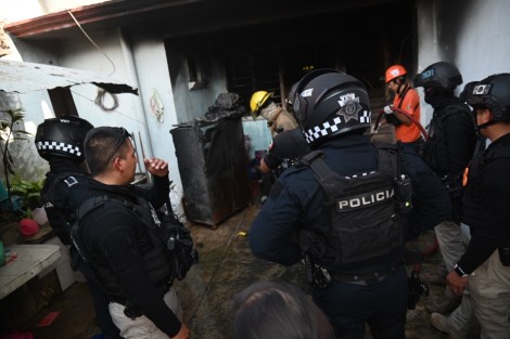 Bomberos de Xalapa y Elementos de Escuadrón Nacional de Rescate sofocaron el incendio de una cuartería en la calle 2 Poniente, en la colonia Rafael Hernández Ochoa, siniestro provocado presuntamente por un cortocircuito. 