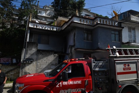 Bomberos de Xalapa y Elementos de Escuadrón Nacional de Rescate sofocaron el incendio de una cuartería en la calle 2 Poniente, en la colonia Rafael Hernández Ochoa, siniestro provocado presuntamente por un cortocircuito. 