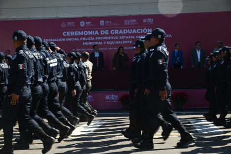  El gobernador Cuitláhuac García Jiménez encabezó la Ceremonia de Graduación Formación Inicial Policía Preventivo Estatal Generación XXXV, Municipal y equivalente. Le acompañaron  el secretario de Seguridad Pública, Cuauhtémoc
Zúñiga Bonilla; la presidenta del Poder Legislativo, Esther Martínez; y del Judicial, Lisbeth Jiménez. 


