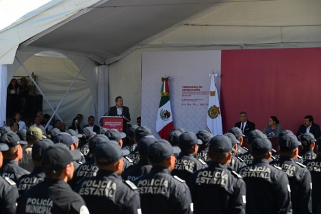  El gobernador Cuitláhuac García Jiménez encabezó la Ceremonia de Graduación Formación Inicial Policía Preventivo Estatal Generación XXXV, Municipal y equivalente. Le acompañaron  el secretario de Seguridad Pública, Cuauhtémoc
Zúñiga Bonilla; la presidenta del Poder Legislativo, Esther Martínez; y del Judicial, Lisbeth Jiménez. 

