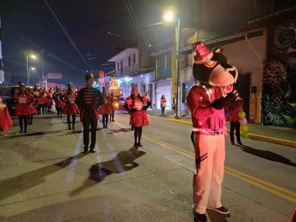 Este sábado se lleva a cabo el primero de cuatro desfiles navideños programados para esta temporada navideña en Xalapa, Veracruz.