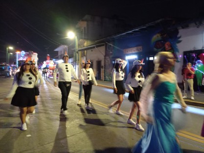 Este sábado se lleva a cabo el primero de cuatro desfiles navideños programados para esta temporada navideña en Xalapa, Veracruz.