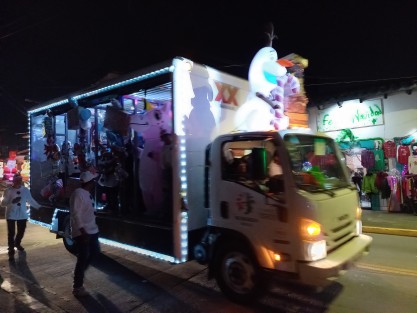 Este sábado se lleva a cabo el primero de cuatro desfiles navideños programados para esta temporada navideña en Xalapa, Veracruz.