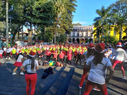 Integrantes de grupos de zumba de Xalapa se congregaron la mañana de este sábado para una clase masiva de zumba en el parque Juárez.
