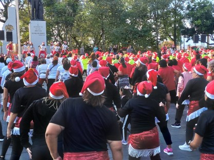 Integrantes de grupos de zumba de Xalapa se congregaron la mañana de este sábado para una clase masiva de zumba en el parque Juárez.

