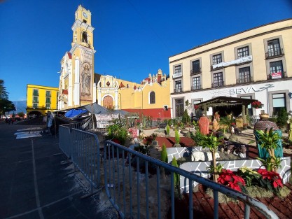 El plantón que desde hace meses mantienen el Plaza Lerdo, y que poco a poco se ha ido extendiendo, no permitió la colocación del pino navideño. 
