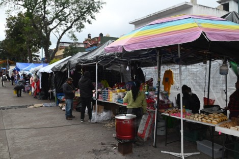 La fecha, desde hace años es motivo también para una vendimia en la zona, con mercancía no precisamente relacionada con la ocasión que se celebra. 