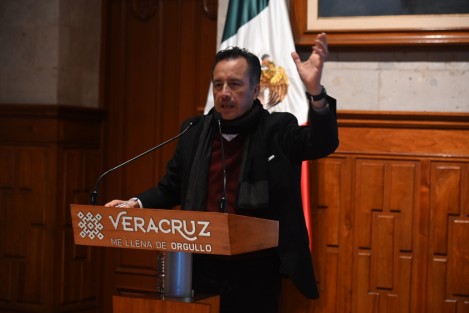  El gobernador Cuitláhuac García Jiménez, aseguró que por problemas de salud y asuntos personales, aún no se ha reunido con el ex secretario de gobierno Eric Cisneros Burgos y así definir si regresará o no a la dependencia.