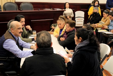 Como cada lunes, el presidente municipal Ricardo Ahued Bardahuil encabezó una jornada más del programa Audiencias Ciudadanas, iniciativa mediante la que el Edil atiende directamente a la población para solucionar los problemas de la comunidad.