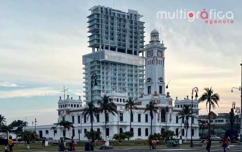 Nuevamente la Torre Centro, en la ciudad de Veracruz genera comentarios en contra, ante la petición de justicia de los habitantes de una construcción contigua a la torre, ya que temen el derrumbe de su casa, por afectaciones al suelo tras la construcción del polémico edificio. 
