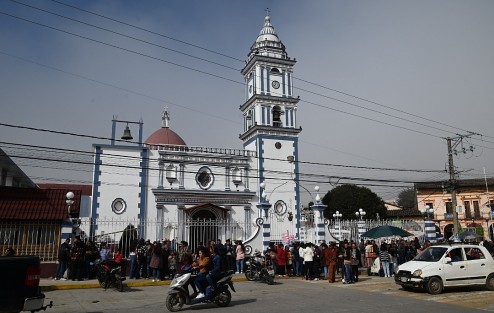  Al igual que en todos los municipios y comunidades de Veracruz, pobladores de Las Vigas de Ramjírez festejan a la Virgen de Guadalupe con procesiones,  cohetes, misas y vistiendo a los niños y niñas de inditos para visitar a la morenita.