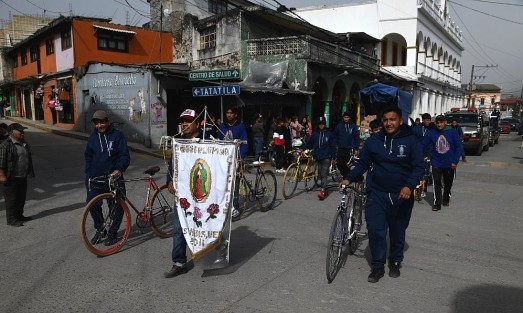  Al igual que en todos los municipios y comunidades de Veracruz, pobladores de Las Vigas de Ramjírez festejan a la Virgen de Guadalupe con procesiones,  cohetes, misas y vistiendo a los niños y niñas de inditos para visitar a la morenita.