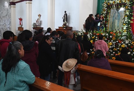  Al igual que en todos los municipios y comunidades de Veracruz, pobladores de Las Vigas de Ramjírez festejan a la Virgen de Guadalupe con procesiones,  cohetes, misas y vistiendo a los niños y niñas de inditos para visitar a la morenita.