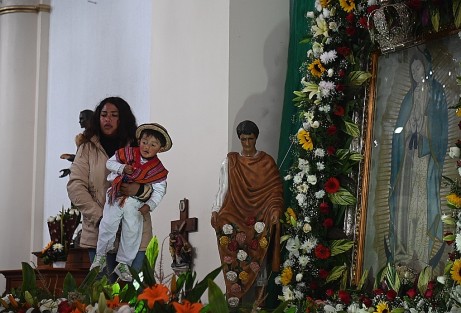  Al igual que en todos los municipios y comunidades de Veracruz, pobladores de Las Vigas de Ramjírez festejan a la Virgen de Guadalupe con procesiones,  cohetes, misas y vistiendo a los niños y niñas de inditos para visitar a la morenita.