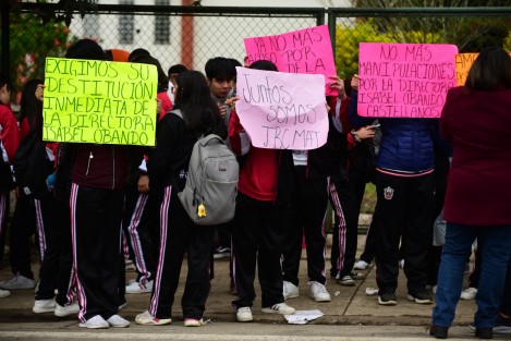  Alumnos del Bachillerato Joaquín Ramírez,m de Coatepec, Ver., bloquearon la calle Zaragoza, en la entrada al Pueblo Mágico, para exigir la renuncia de la Directora, a quien acusan de intimidar a docentes y estudiantes. Alrededor de las 10:00 horas ya se habían retirado.