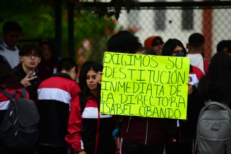  Alumnos del Bachillerato Joaquín Ramírez,m de Coatepec, Ver., bloquearon la calle Zaragoza, en la entrada al Pueblo Mágico, para exigir la renuncia de la Directora, a quien acusan de intimidar a docentes y estudiantes. Alrededor de las 10:00 horas ya se habían retirado.