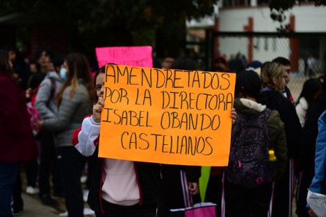  Alumnos del Bachillerato Joaquín Ramírez,m de Coatepec, Ver., bloquearon la calle Zaragoza, en la entrada al Pueblo Mágico, para exigir la renuncia de la Directora, a quien acusan de intimidar a docentes y estudiantes. Alrededor de las 10:00 horas ya se habían retirado.