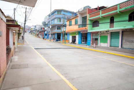 Tras casi una década enfrentando las consecuencias de un viejo drenaje y una calle dañada por el clima y el paso del tiempo, las y los vecinos de la avenida Ébano recibieron esta mañana la rehabilitación de esta importante arteria vial.  

