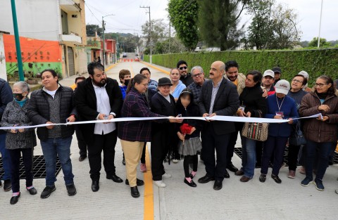 Durante la inauguración de la rehabilitación integral de vialidades con concreto hidráulico en la Unidad Habitacional Lomas Verdes, el alcalde de Xalapa, Ricardo Ahued expuso que es muy gratificante entregar infraestructura que resuelve las necesidades de la ciudadanía. Tal es el caso de esta zona, donde se hizo una obra integral de casi 5 mil metros cuadrados.