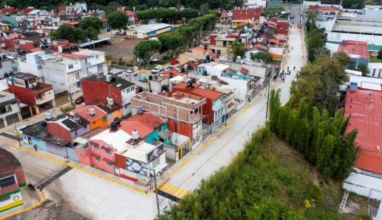 Durante la inauguración de la rehabilitación integral de vialidades con concreto hidráulico en la Unidad Habitacional Lomas Verdes, el Edil expuso que es muy gratificante entregar infraestructura que resuelve las necesidades de la ciudadanía. Tal es el caso de esta zona, donde se hizo una obra integral de casi 5 mil metros cuadrados.
