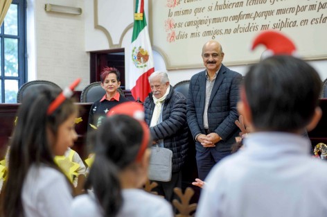  El presidente municipal  de Xalapa, Ricardo Ahued Bardahuil, recibió en la Sala de Cabildo a personal docente y alumnado del jardín de niños Itzcalli, quienes presentaron un Coro navideño e interpretaron melodías tradicionales de esta temporada. 