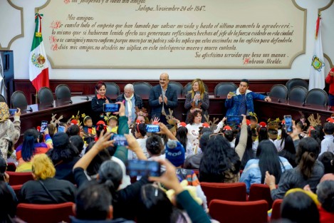 Acompañado por el maestro Alberto de la Rosa y la directora de Cultura, Karla Montano Rocher, el Edil agradeció esta visita y que las y los pequeños alegraran el Cabildo con canciones navideñas.
