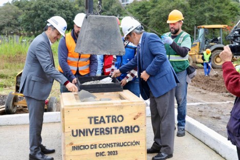 El Gobernador Cuitláhuac García Jiménez y el  Rector de la Universidad Veracruzana, Martín Aguilar, acompañados de integrantes de la ORTEUV, colocaron la primera piedra de lo que será el nuevo Teatro Universitario, en el marco del 70 aniversaqrio de esa agrupación. 