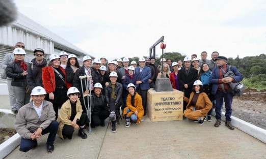 El Gobernador Cuitláhuac García Jiménez y el  Rector de la Universidad Veracruzana, Martín Aguilar, acompañados de integrantes de la ORTEUV, colocaron la primera piedra de lo que será el nuevo Teatro Universitario, en el marco del 70 aniversaqrio de esa agrupación. 