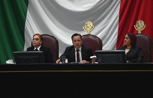 El gobernador Cuitláhuac García Jiménez comparece  ante el pleno de la LXVI Legislatura local, en el Palacio Legislativo, como parte de la glosa del Quinto Informe de Gobierno.