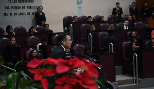 El gobernador Cuitláhuac García Jiménez comparece  ante el pleno de la LXVI Legislatura local, en el Palacio Legislativo, como parte de la glosa del Quinto Informe de Gobierno.