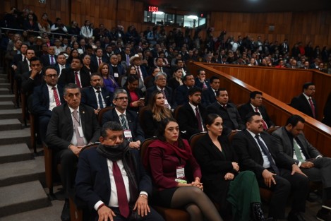 El gobernador Cuitláhuac García Jiménez comparece  ante el pleno de la LXVI Legislatura local, en el Palacio Legislativo, como parte de la glosa del Quinto Informe de Gobierno.