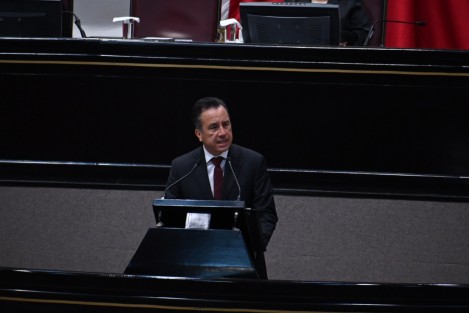 El Gobernador enfatizó que están en ejecución los trabajos más grandes del año fiscal y destacó la inversión de mil 932 millones de pesos desde la Secretaría de Infraestructura y Obras Públicas, con el ejemplo del camino Tlachichilco-Zacualpan, el acceso a Texcatepec, la rehabilitación de la carretera Zontecomatlán-Ilamatlán, la pavimentación de Acultzingo a Soledad Atzompa y el mantenimiento del tramo Isla-Playa Vicente, además de la construcción del puente El Maguey, en José Azueta.