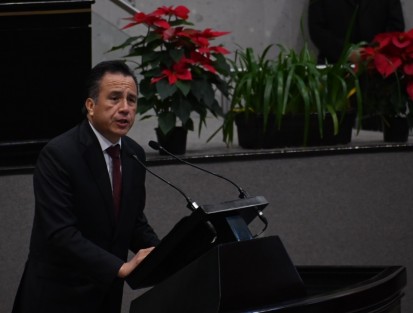 El mandatario reiteró que no dejará la administración sin resolver el tráfico de Xalapa y se comprometió a concluir el próximo año los puentes elevados y la ampliación de carriles en los puntos críticos de la avenida Lázaro Cárdenas; asimismo, quedará en funcionamiento la nueva área de aceleradores lineales en el CECAN, con tres aparatos de reciente adquisición para tener el hospital de la especialidad más grande del país.
