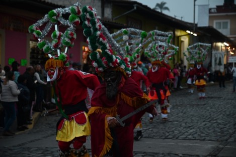 Este jueves inició el Tercer Festival Nacional Máscaras Danzantes, en el Pueblo Mágico de Coscomatepec. Se realizará del 14 al 17 de diciembre. Esta tercera edición contará con la participación de más de 300 músicos tradicionales y 50 maestros mascareros de 14 estados de la república.