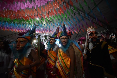 Este jueves inició el Tercer Festival Nacional Máscaras Danzantes, en el Pueblo Mágico de Coscomatepec. Se realizará del 14 al 17 de diciembre. Esta tercera edición contará con la participación de más de 300 músicos tradicionales y 50 maestros mascareros de 14 estados de la república.