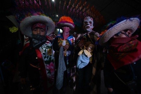 Este jueves inició el Tercer Festival Nacional Máscaras Danzantes, en el Pueblo Mágico de Coscomatepec. Se realizará del 14 al 17 de diciembre. Esta tercera edición contará con la participación de más de 300 músicos tradicionales y 50 maestros mascareros de 14 estados de la república.